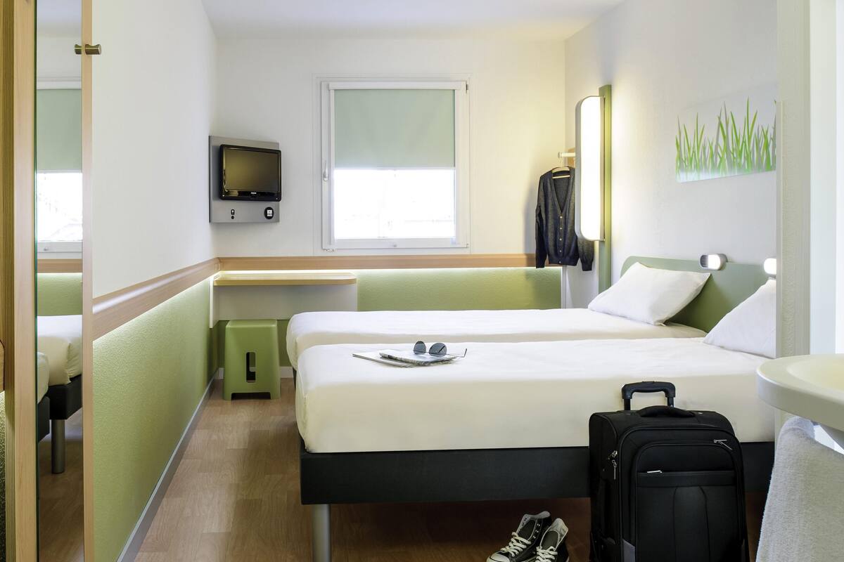 twin room, 2 single beds | desk, soundproofing, free wifi, bed sheets