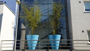 A building with a glass facade and the sign "ibis budget" on the upper part. - ibis budget Chalon Sur Saone Nord (Chalon-sur-Saone)