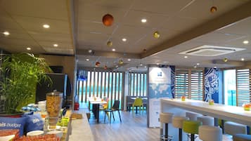 Desayuno buffet (EUR 9.90 por persona)