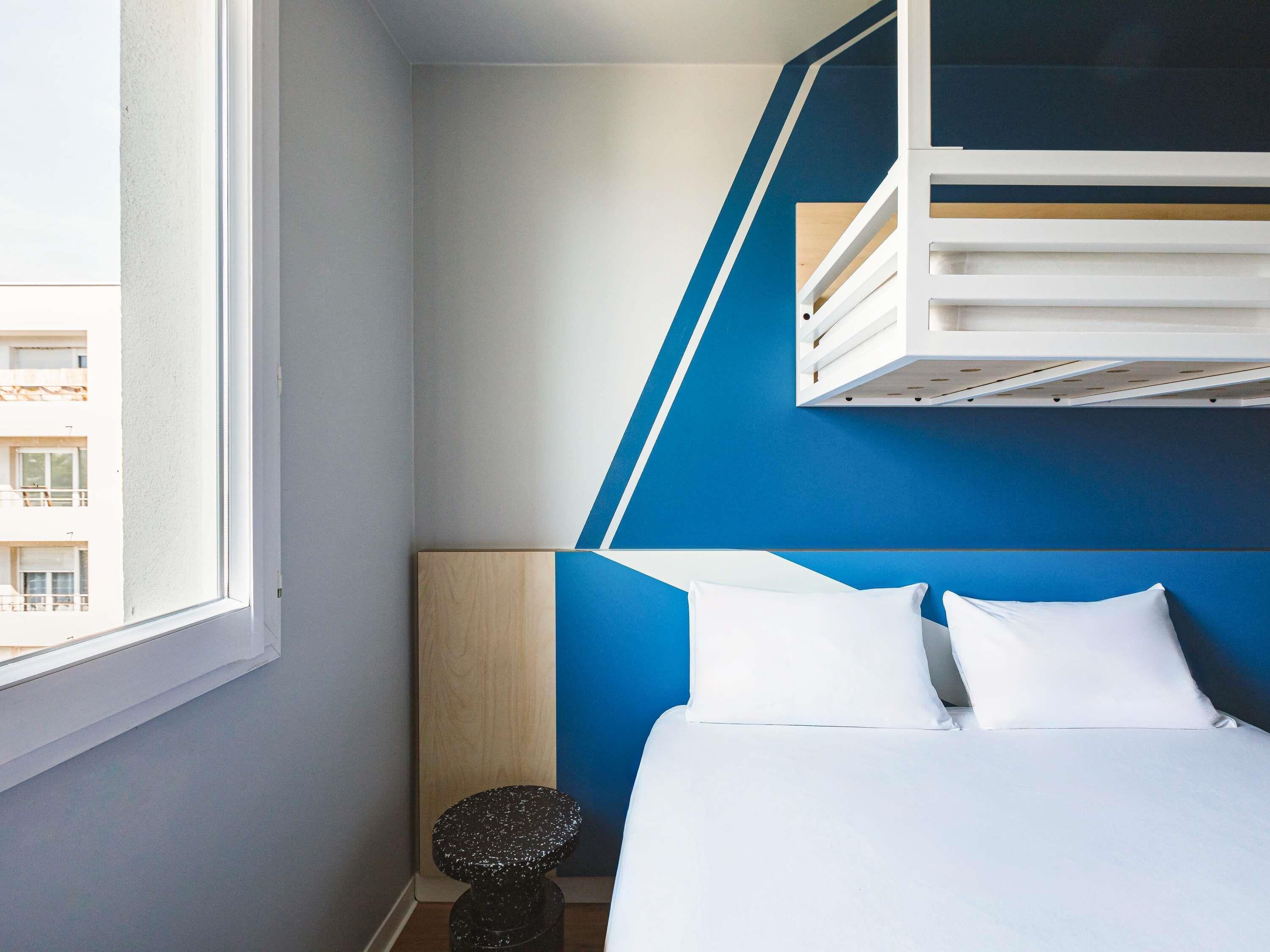 Desk, soundproofing, free cribs/infant beds, free WiFi