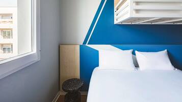 Desk, soundproofing, free cribs/infant beds, free WiFi