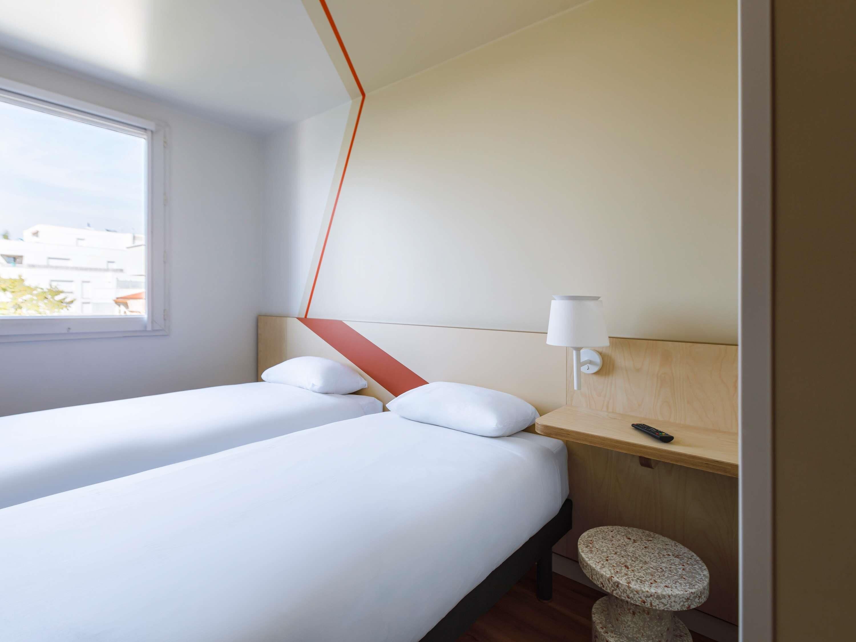 Habitación con 2 camas individuales, 2 camas individuales | Escritorio, insonorización, cunas gratuitas y wifi gratis 