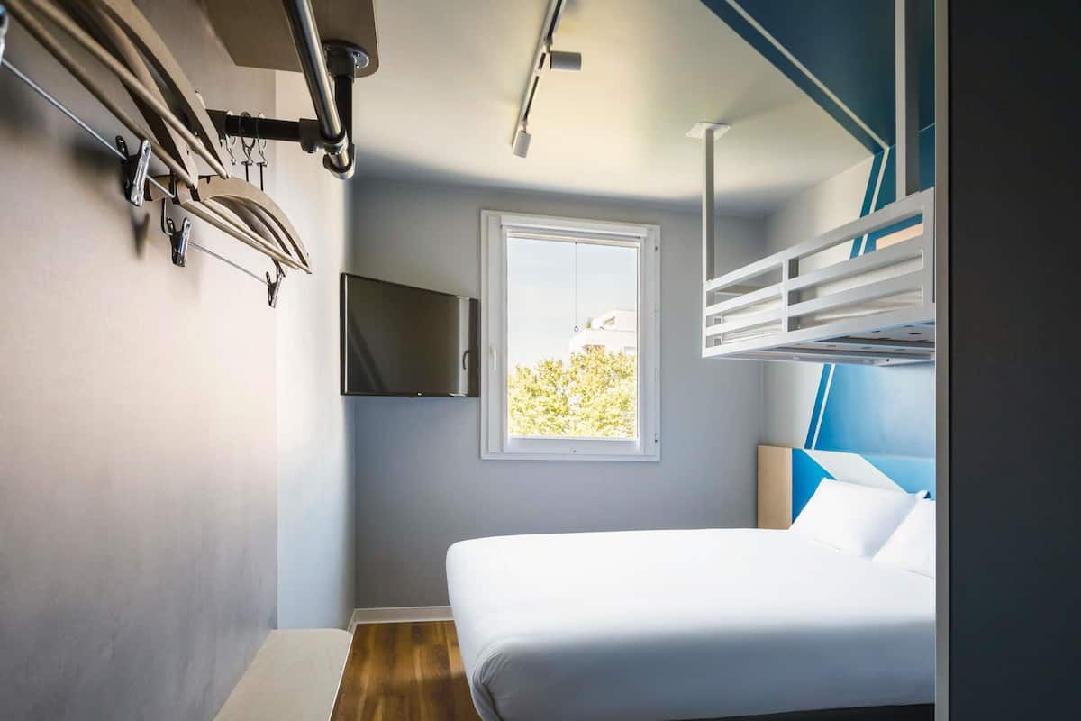 Triple Room, Multiple Beds | Desk, soundproofing, free cribs/infant beds, free WiFi