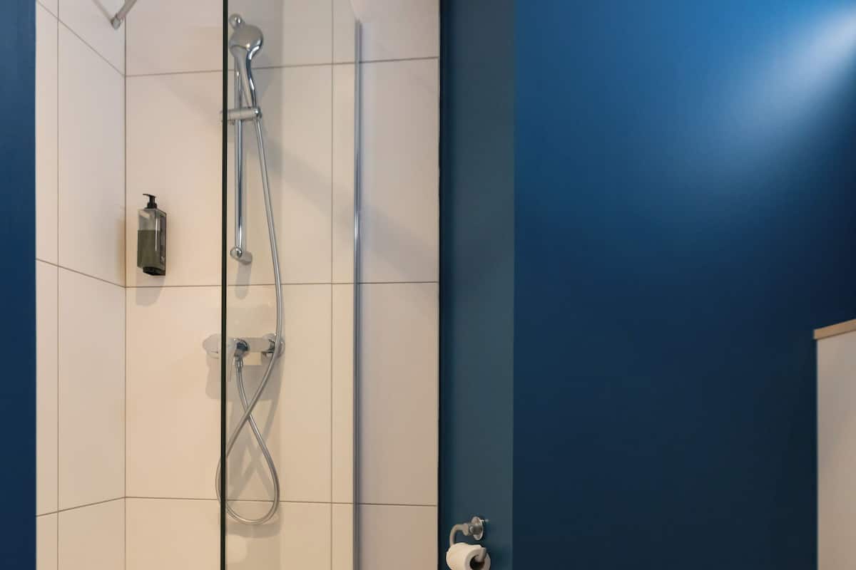 Phòng 3, nhiều giường | Phòng tắm | Buồng tắm vòi sen, đồ dùng nhà tắm thân thiện với môi trường