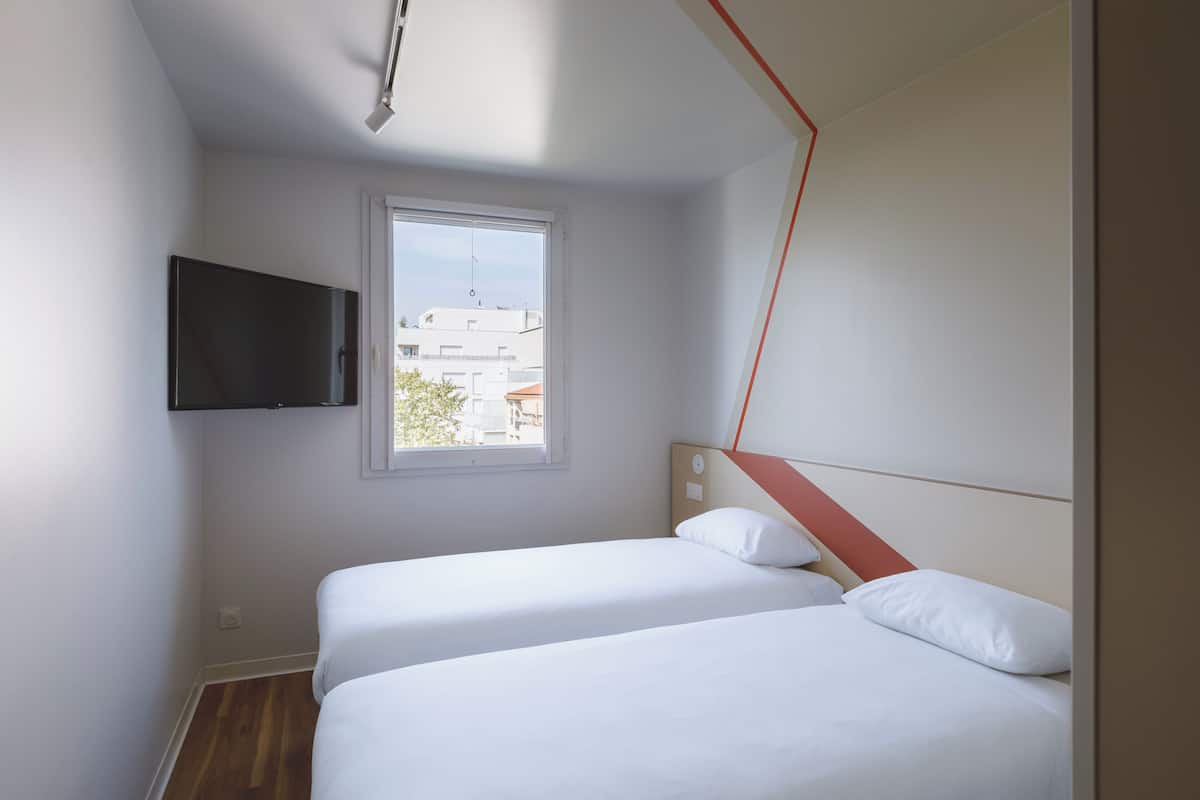 Phòng, 2 giường đơn | Bàn, phòng cách âm, nôi (giường cho trẻ sơ sinh) miễn phí