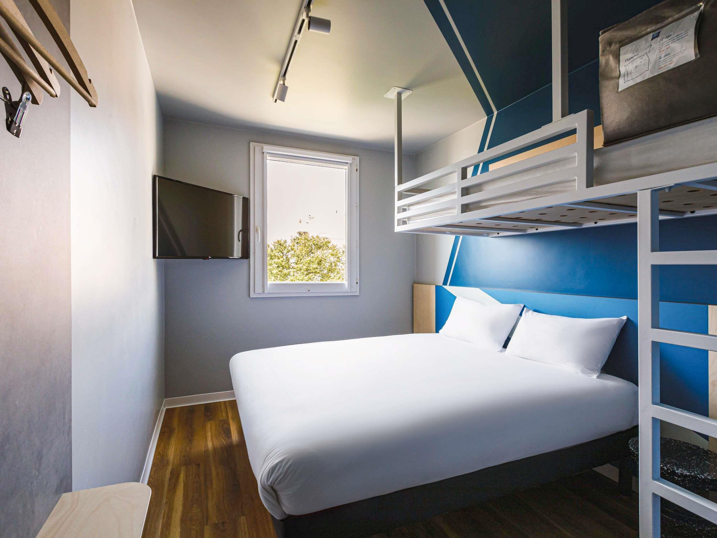 Desk, soundproofing, free cots/infant beds, free WiFi