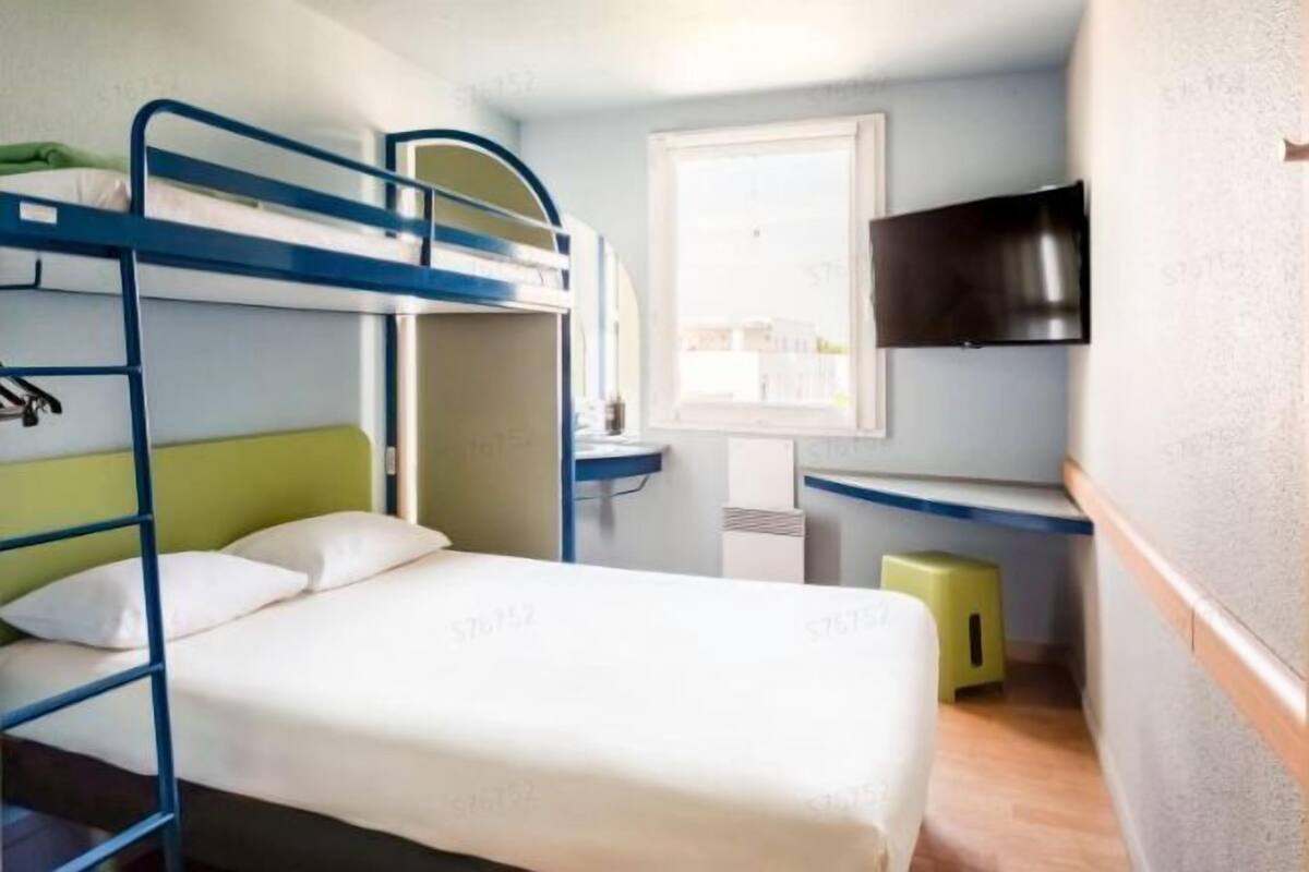 Bureau, chambres insonorisées, lits bébé (gratuits), Wi-Fi gratuit