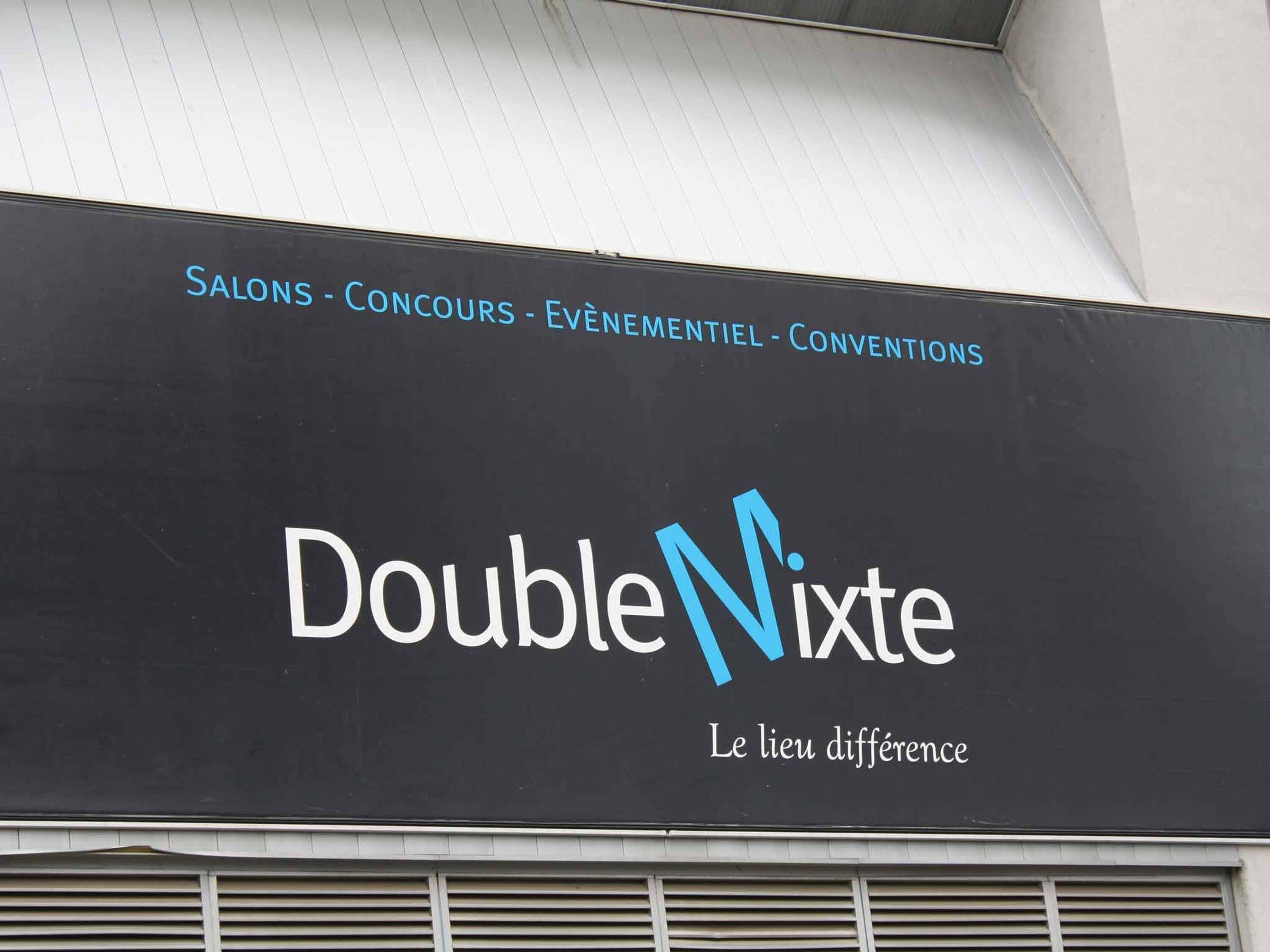 A building with a sign that reads 'DoubleNixte' and 'Le lieu différence.'
