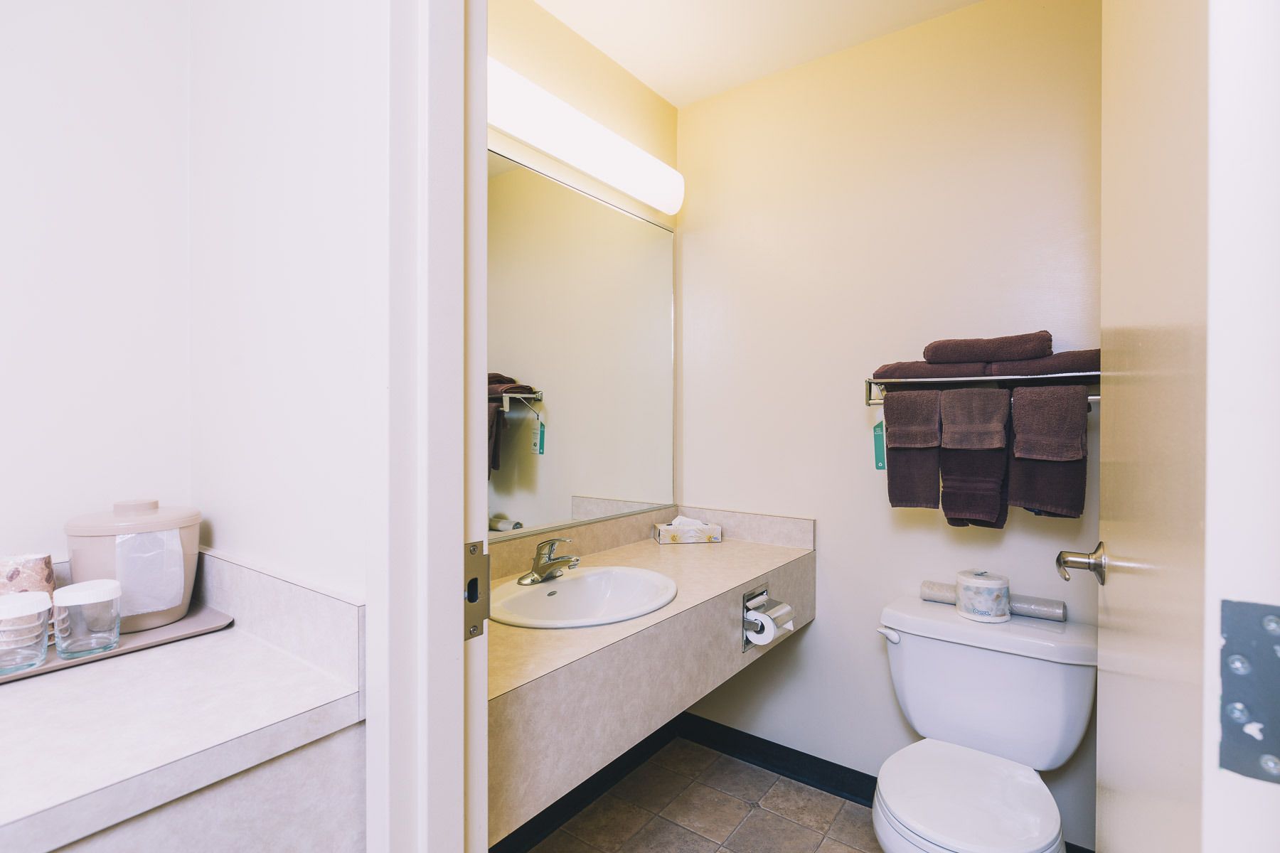 Combined shower/tub, towels