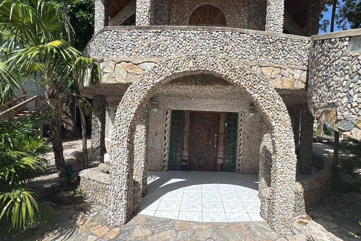Rock House, 1st Level (RH1) | WiFi (free), bed sheets
