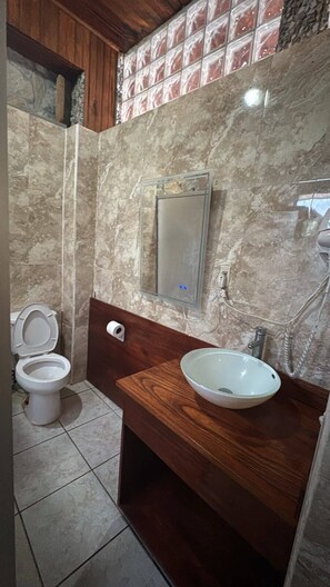 Rock House, 2nd Level (RH2) | Bathroom | Shower, towels - Coconut Tree West Bay (Roatan)