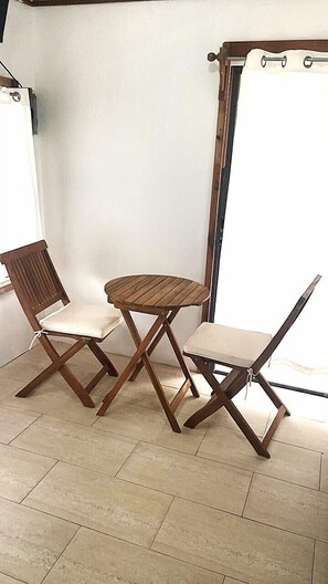 Beach View, One King Bed (WB6) | Servicio de comidas en la habitación