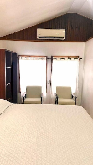 Beach View, One King Bed (WB6) | Free WiFi, bed sheets - Coconut Tree West Bay (Roatan)