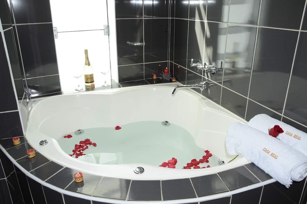Jetted bathtub