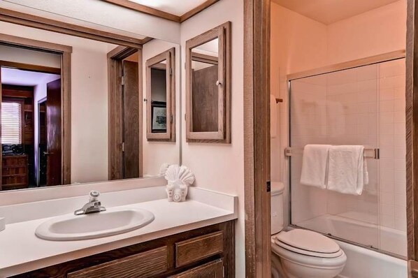 Bathroom - Sunburst in Elkhorn by Alpine Lodging (Sun Valley)