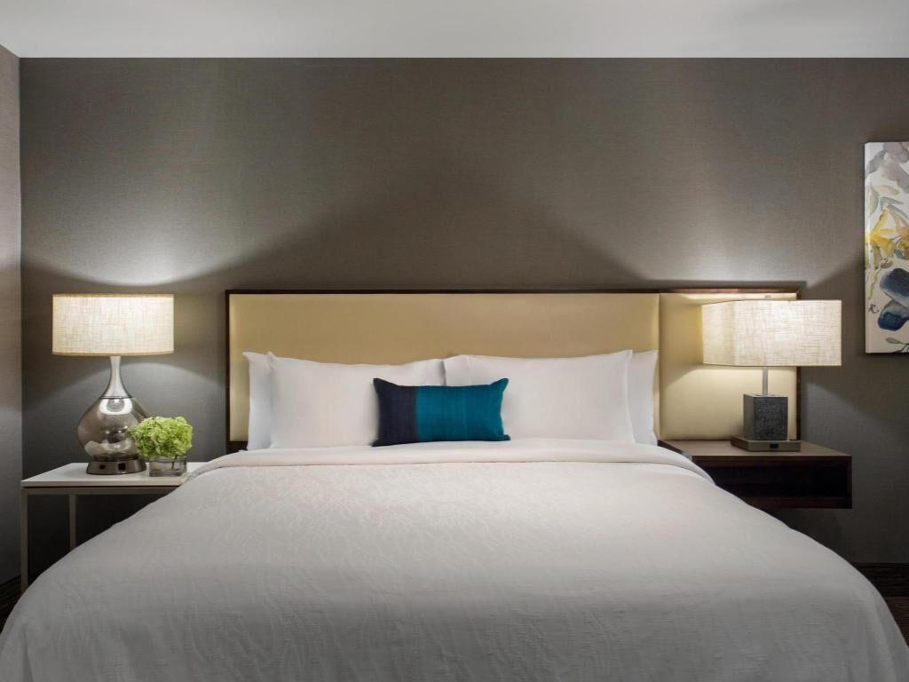 Peralatan tempat tidur premium, tilam berlapik, meja 