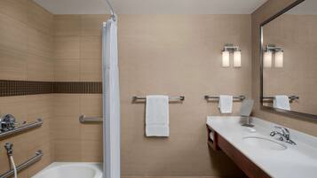 Un bagno moderno con una vasca, una doccia e un lavandino.