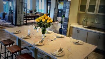 Café da manhã, almoço e jantar; culinária americana