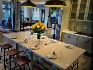 Breakfast, lunch, dinner served; American cuisine  - Hilton Garden Inn Lubbock (Lubbock)