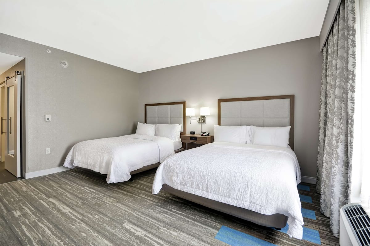 Premium bedding, in-room safe, desk, laptop workspace
