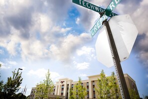A street sign at a hotel intersection with a clear sky and a building in the background. - Hampton Inn Blue Ash/Cincinnati (Cincinnati)