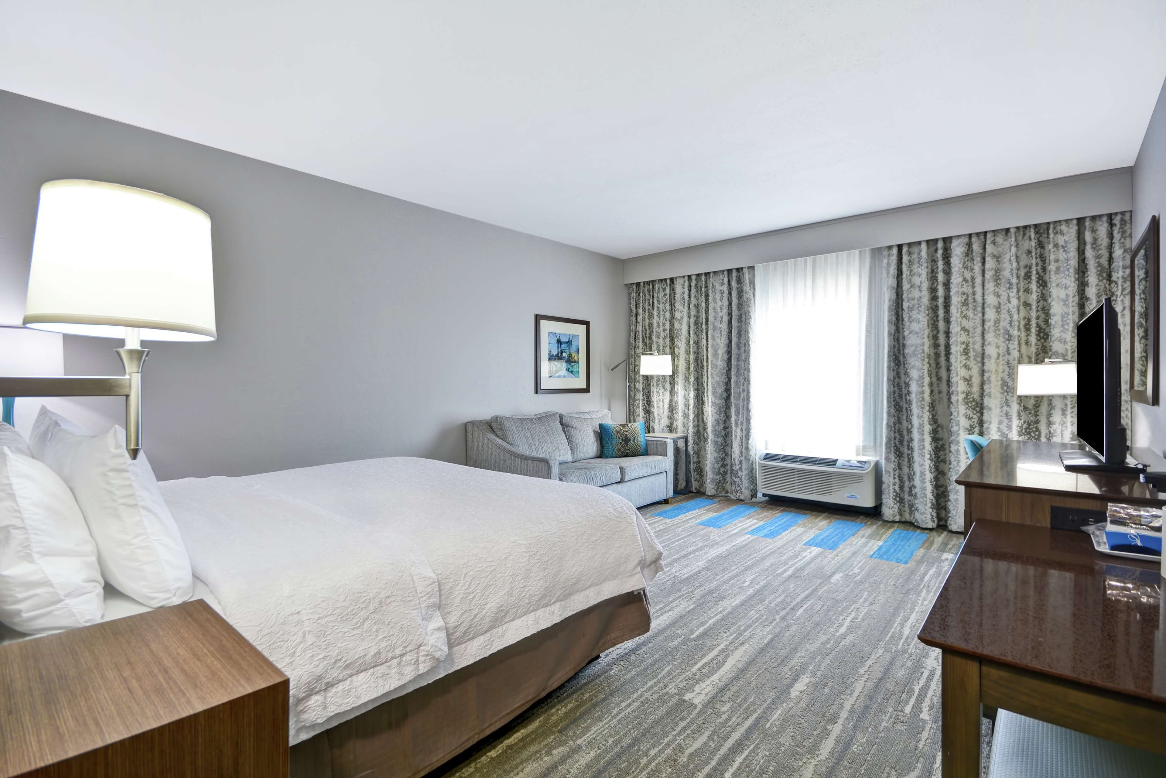 Premium bedding, in-room safe, desk, laptop workspace
