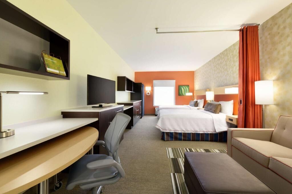 高档床上用品、办公桌、笔记本电脑工作区、遮光窗帘