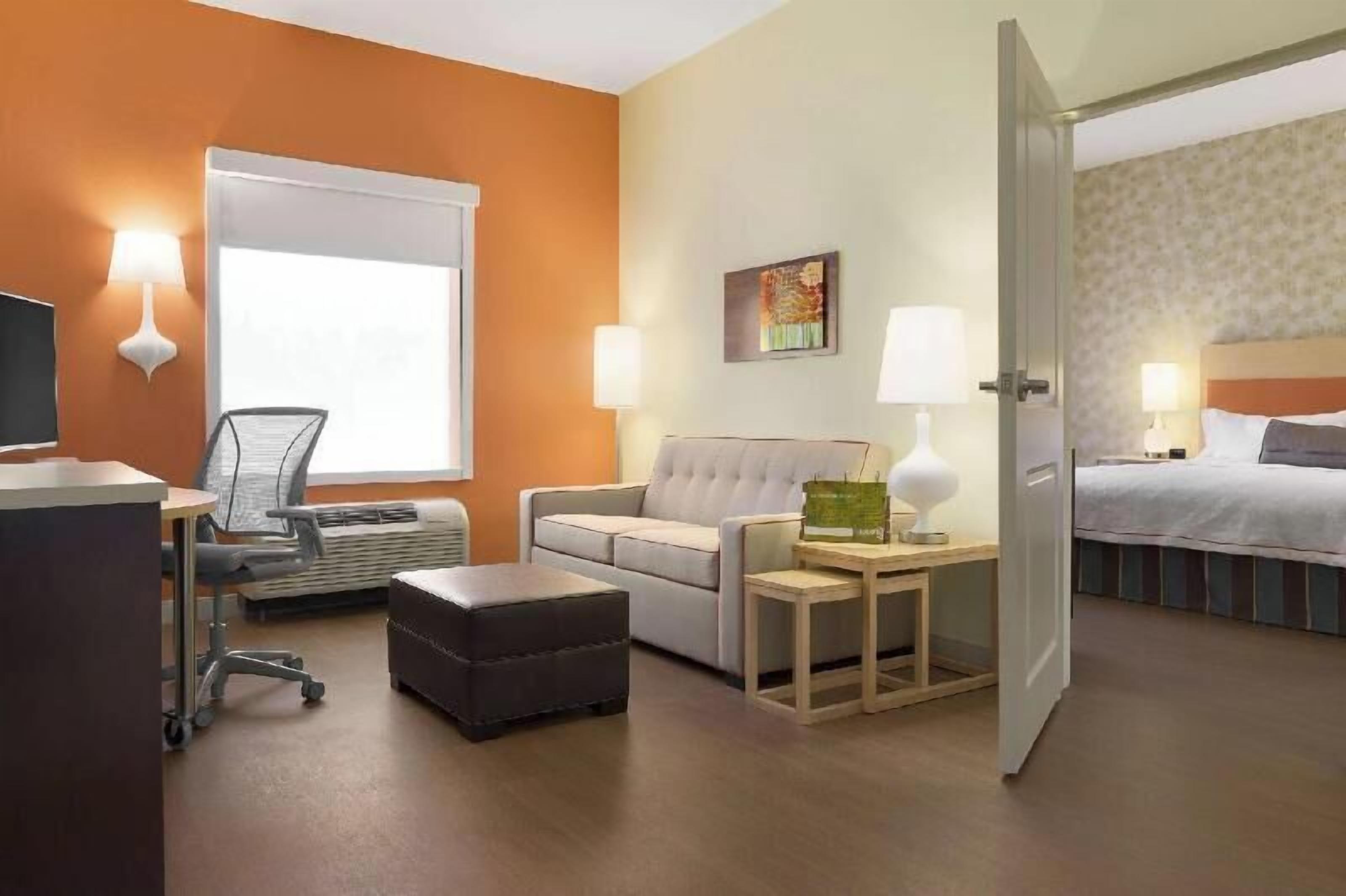 高档床上用品、办公桌、笔记本电脑工作区、遮光窗帘