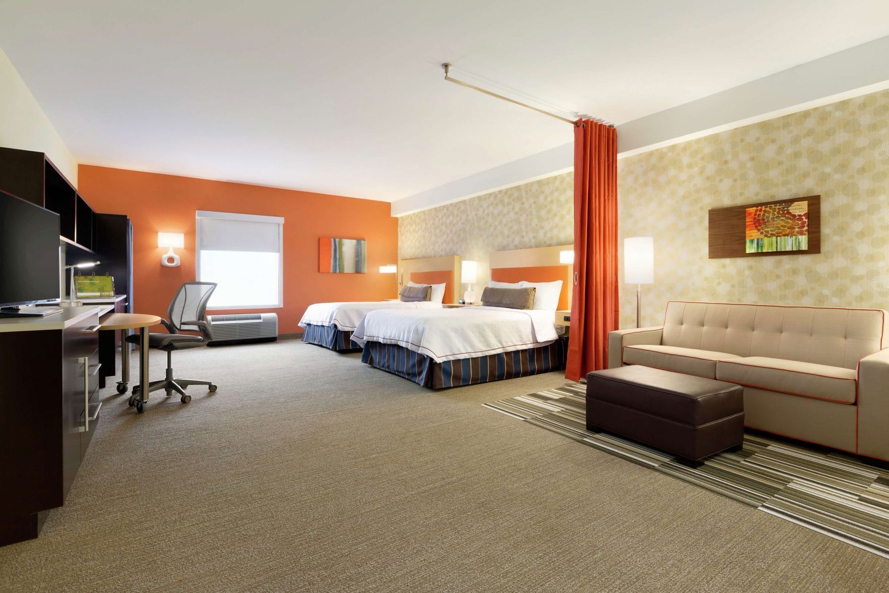 高档床上用品、办公桌、笔记本电脑工作区、遮光窗帘