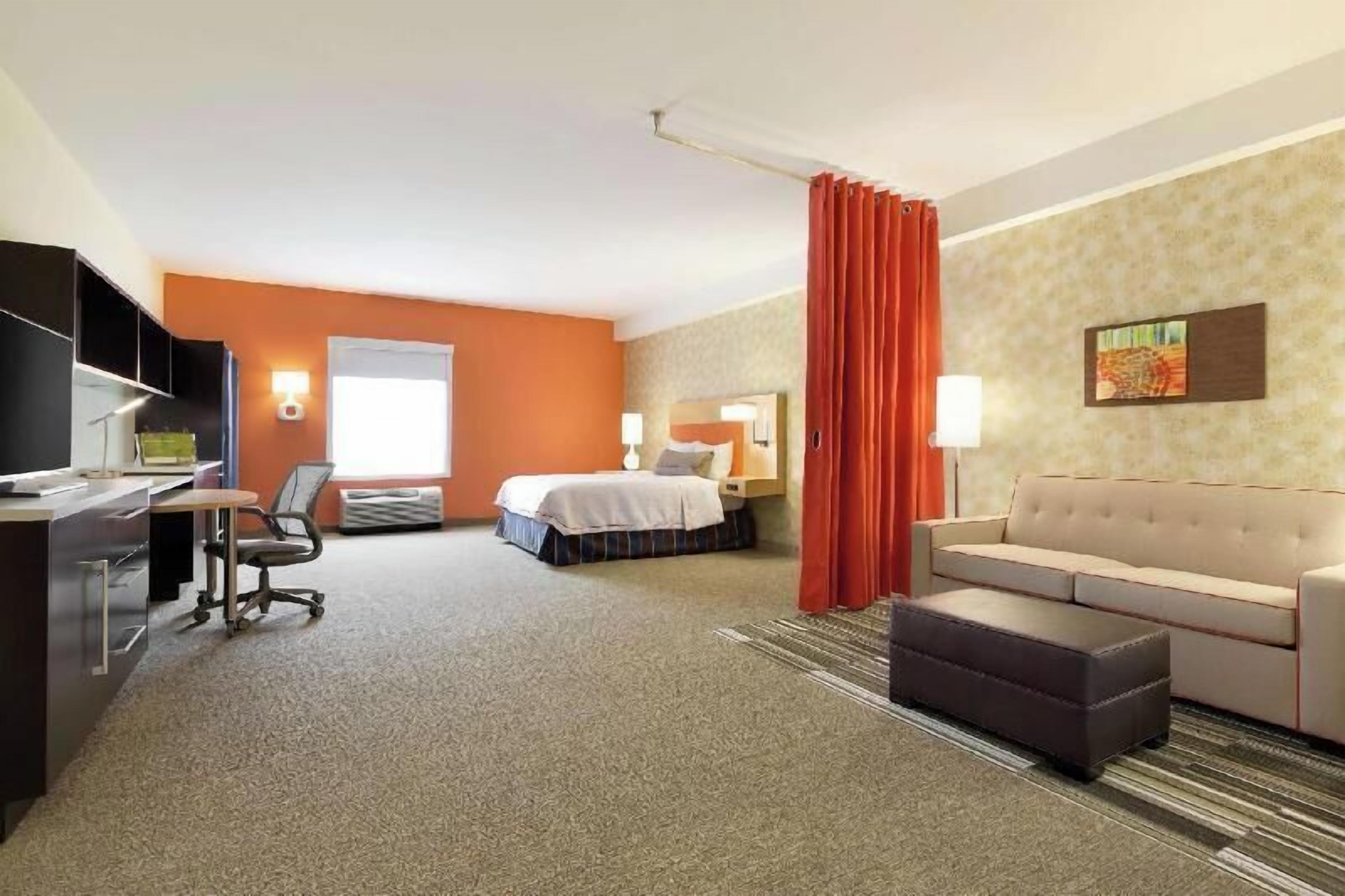 高档床上用品、办公桌、笔记本电脑工作区、遮光窗帘