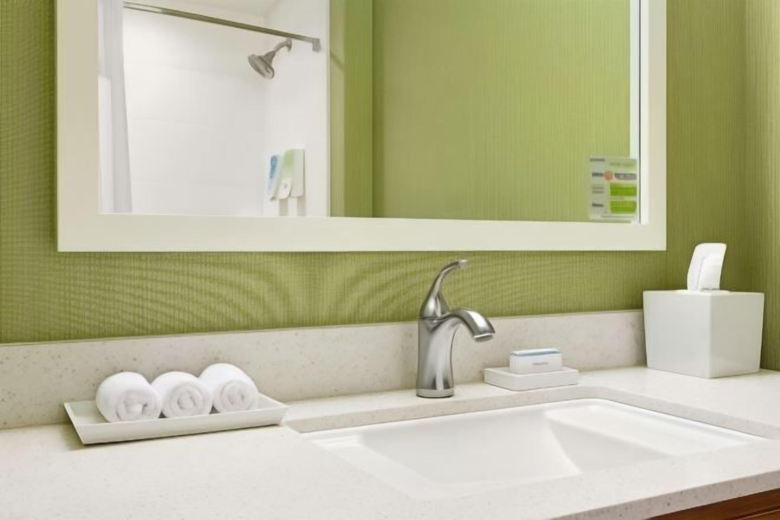 Bathroom | Combined shower/tub, free toiletries, towels