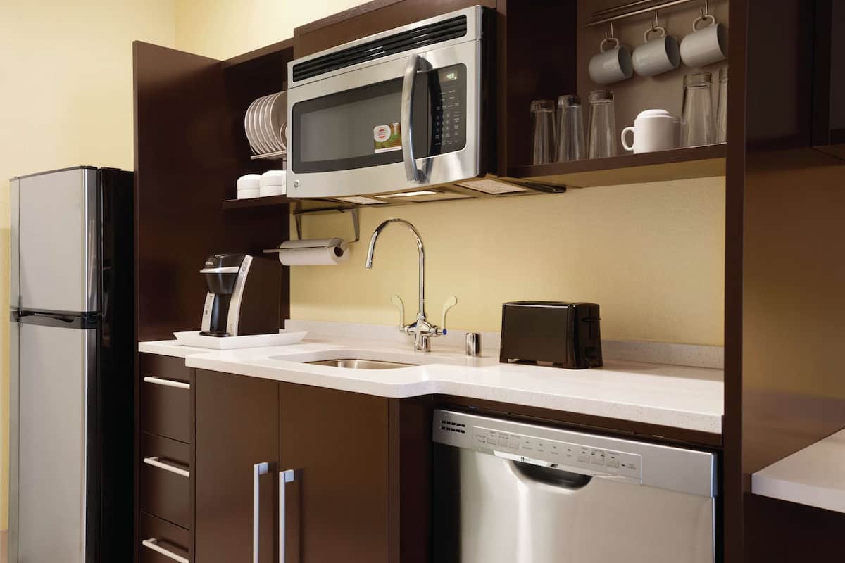 Lemari es besar, microwave, dan mesin pencuci piring