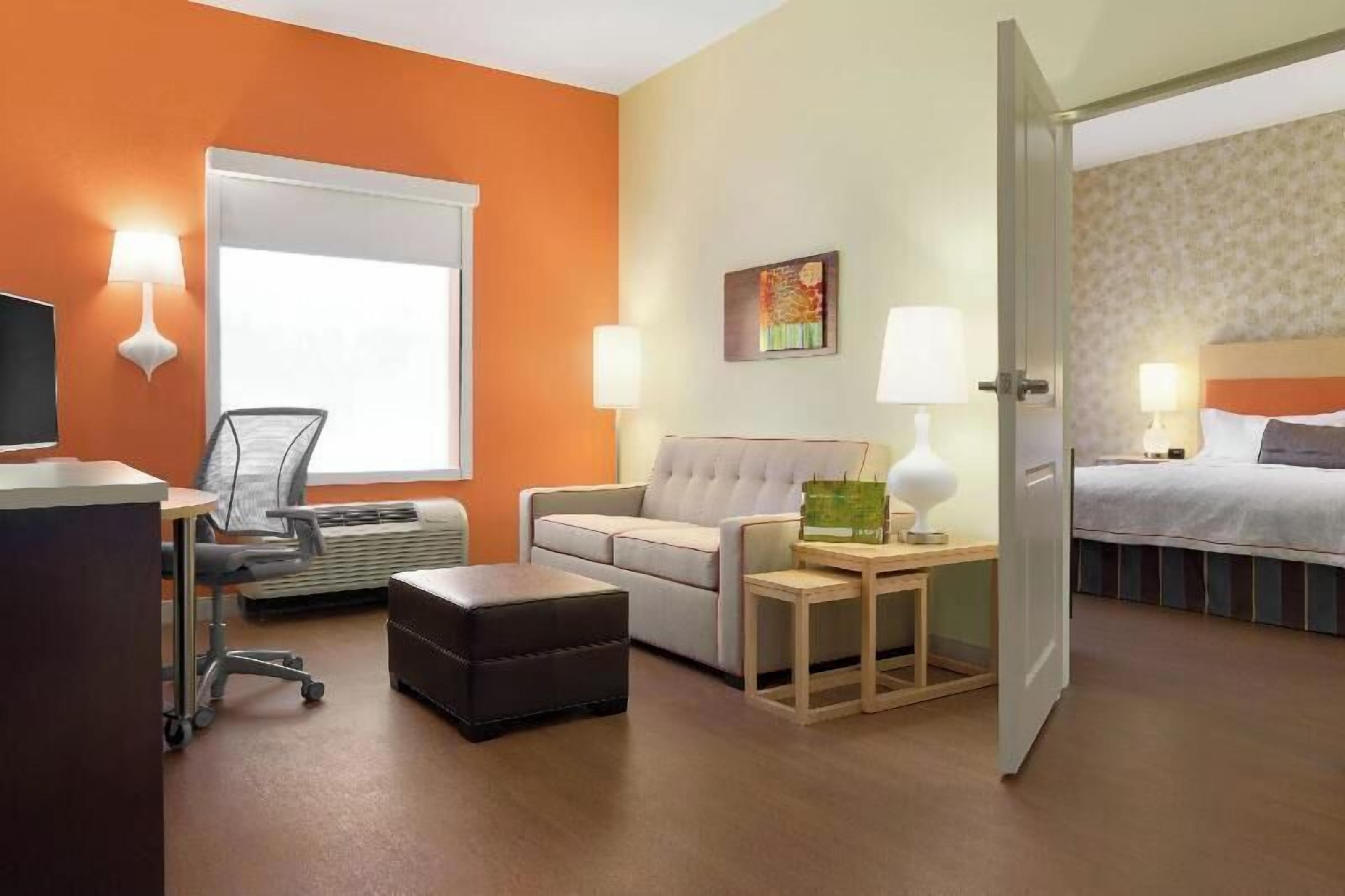 高档床上用品、办公桌、笔记本电脑工作区、遮光窗帘