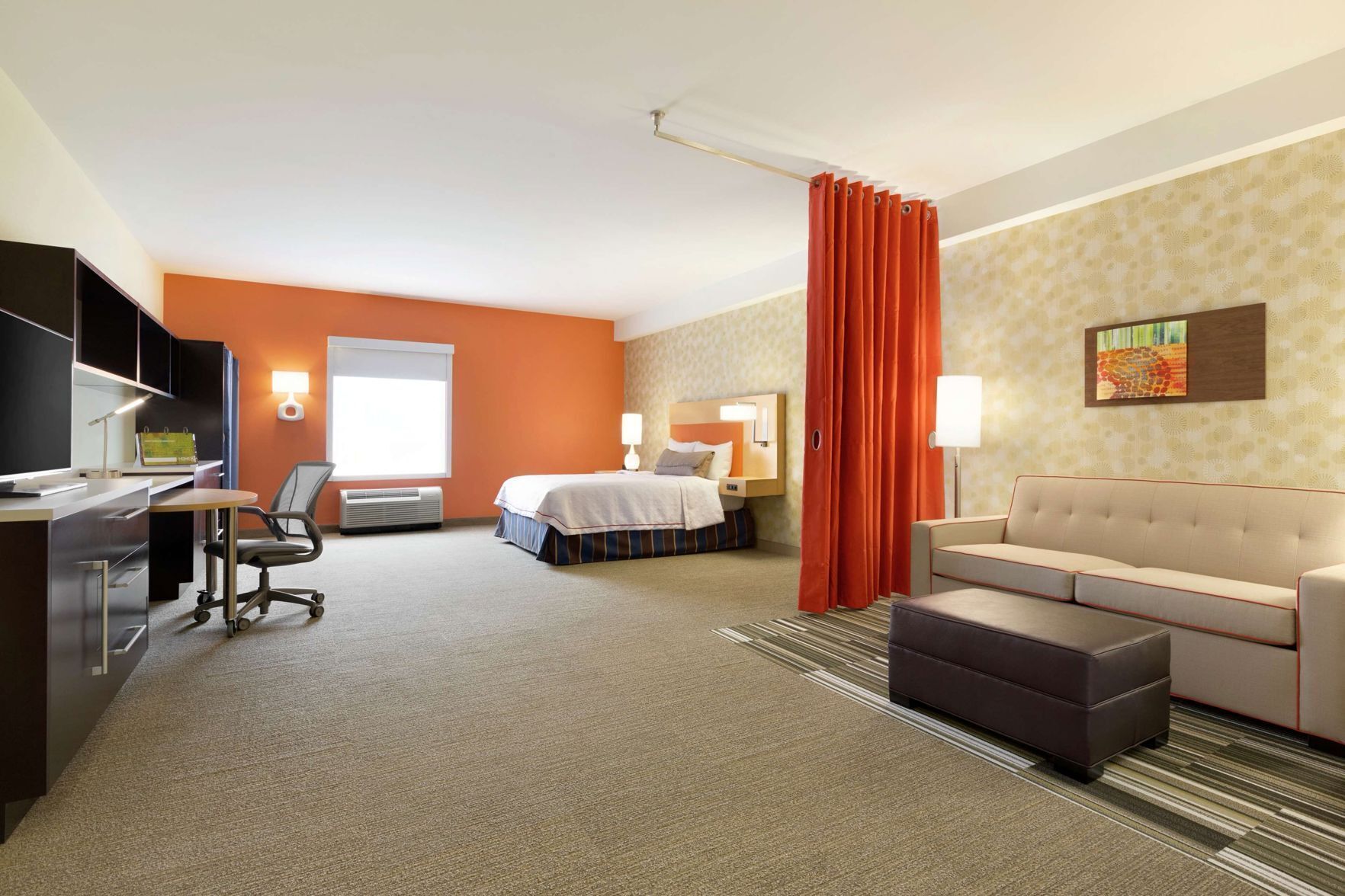 高档床上用品、办公桌、笔记本电脑工作区、遮光窗帘