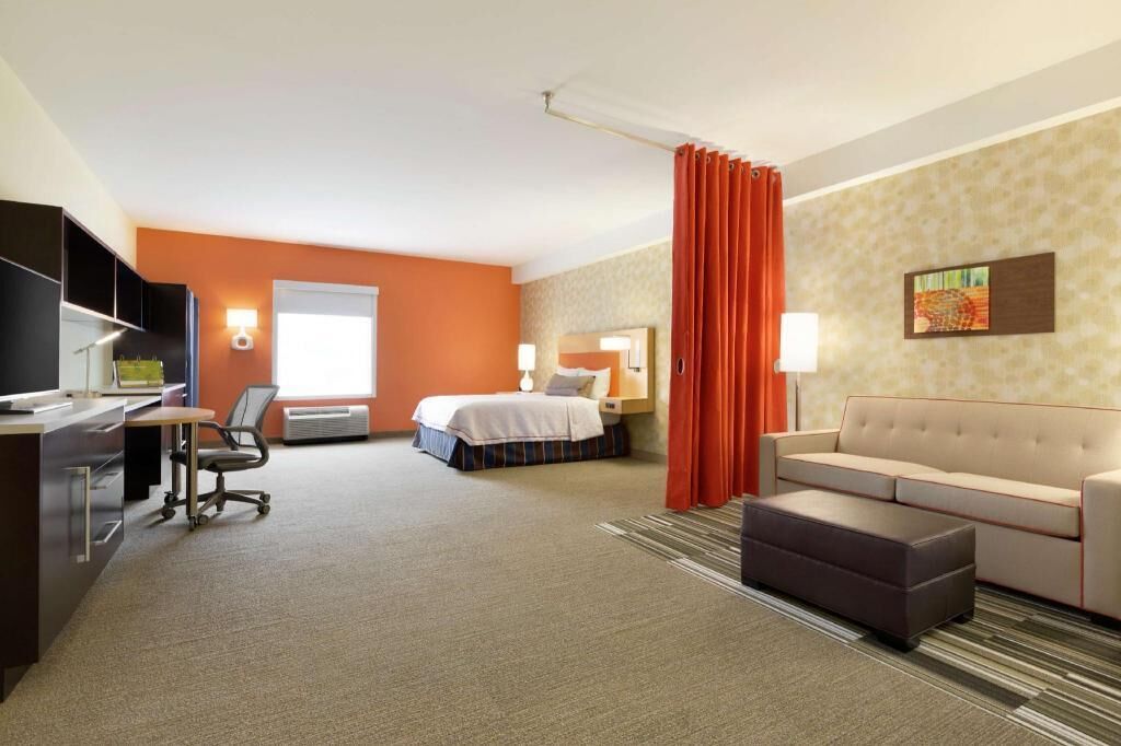 高档床上用品、办公桌、笔记本电脑工作区、遮光窗帘