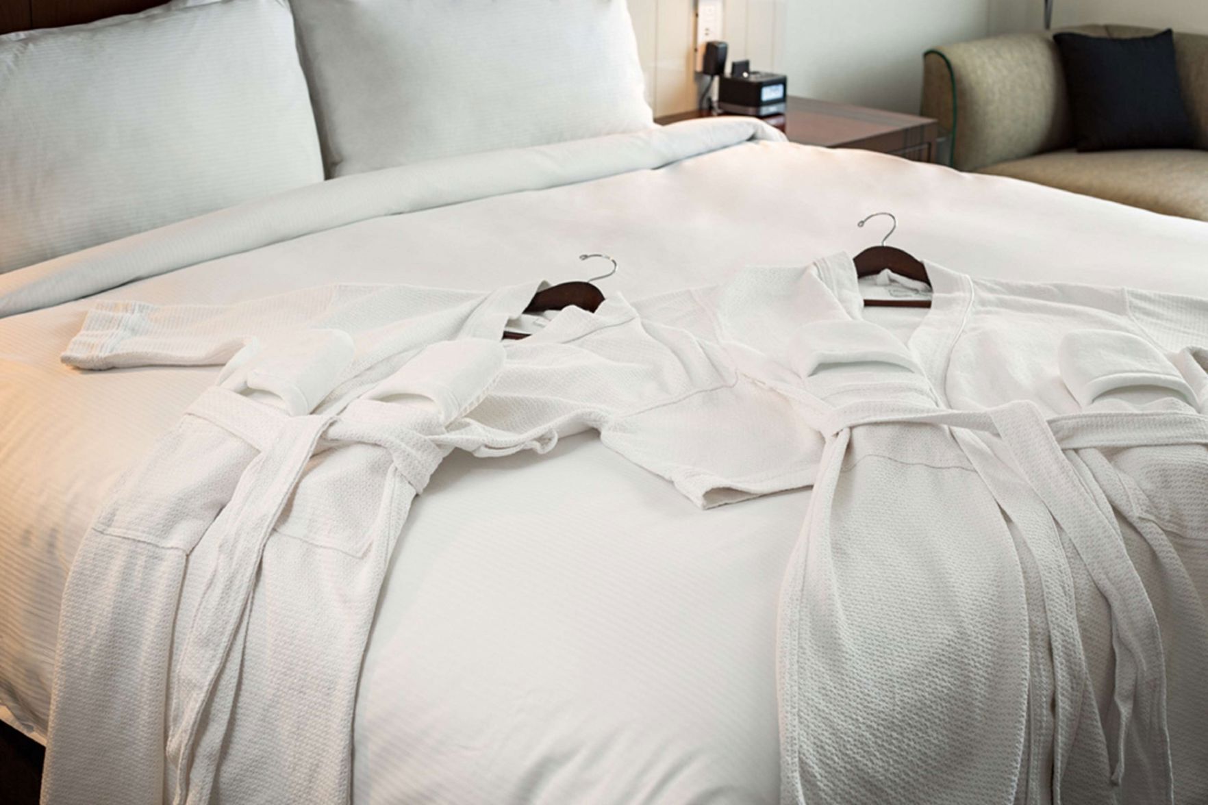 Peralatan tempat tidur premium, gebar bulu kapas, peti besi dalam bilik 