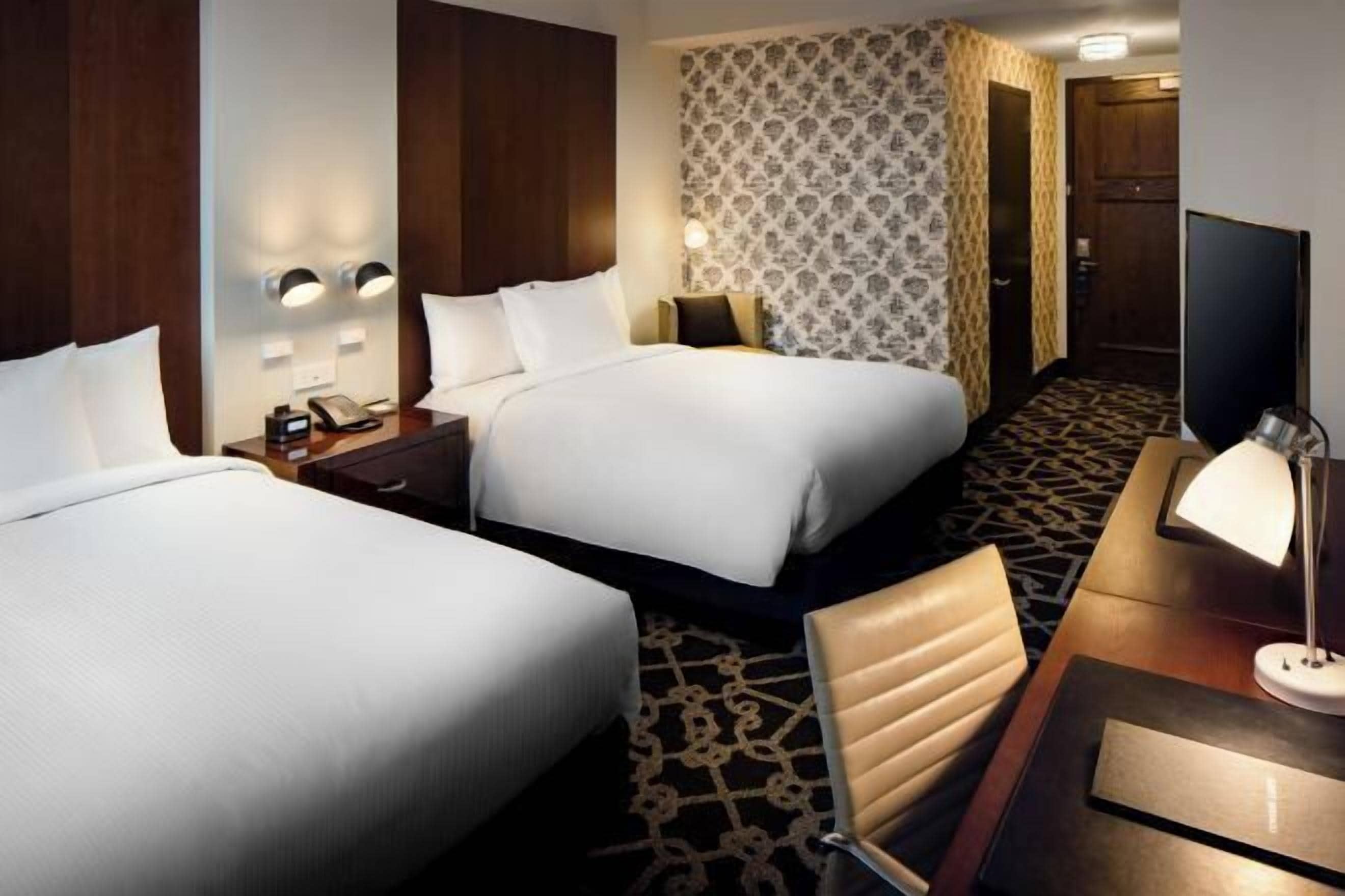 Ylelliset vuodevaatteet, untuvapeitot, tallelokero huoneessa, työpöytä