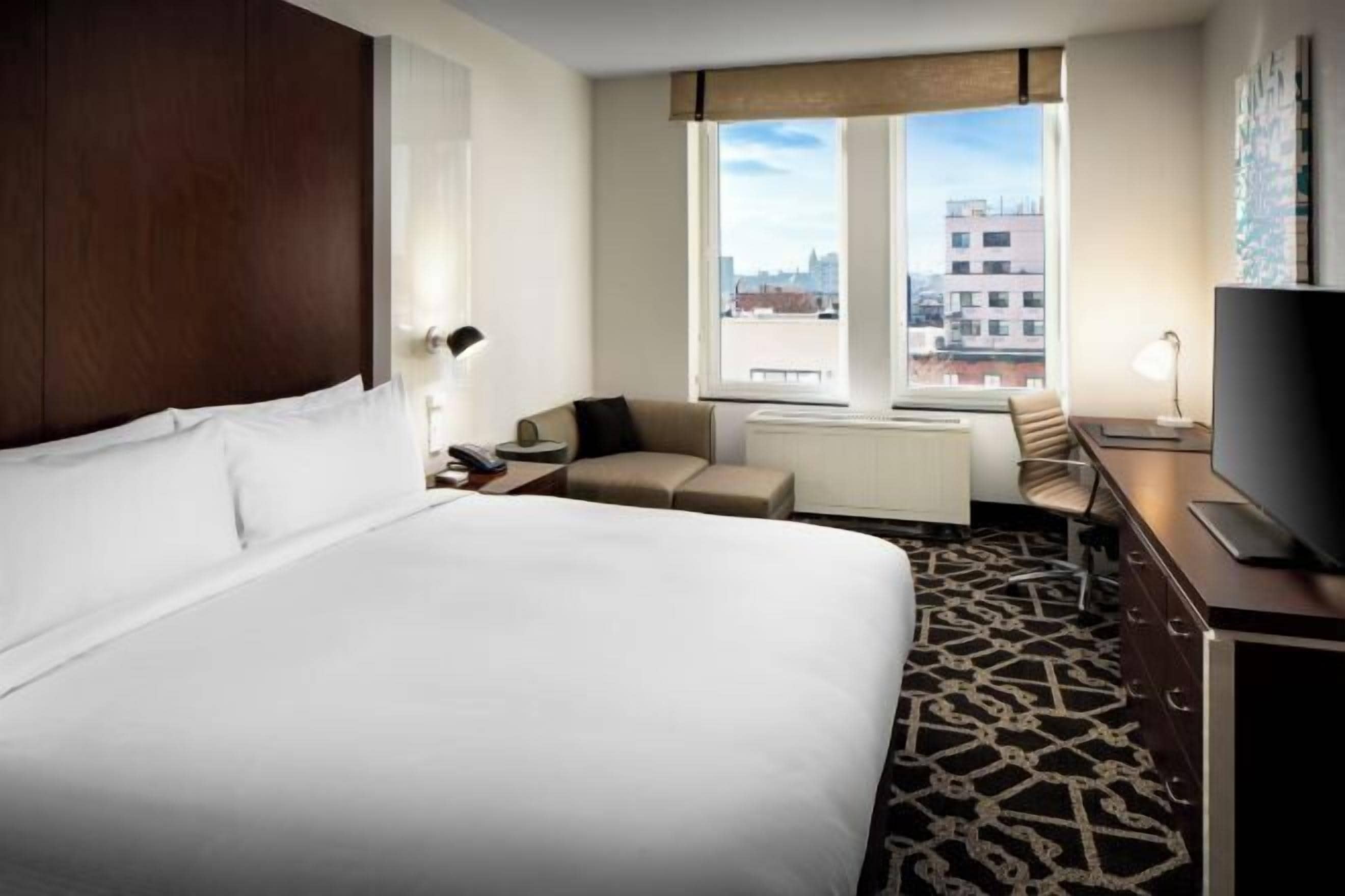 Ylelliset vuodevaatteet, untuvapeitot, tallelokero huoneessa, työpöytä