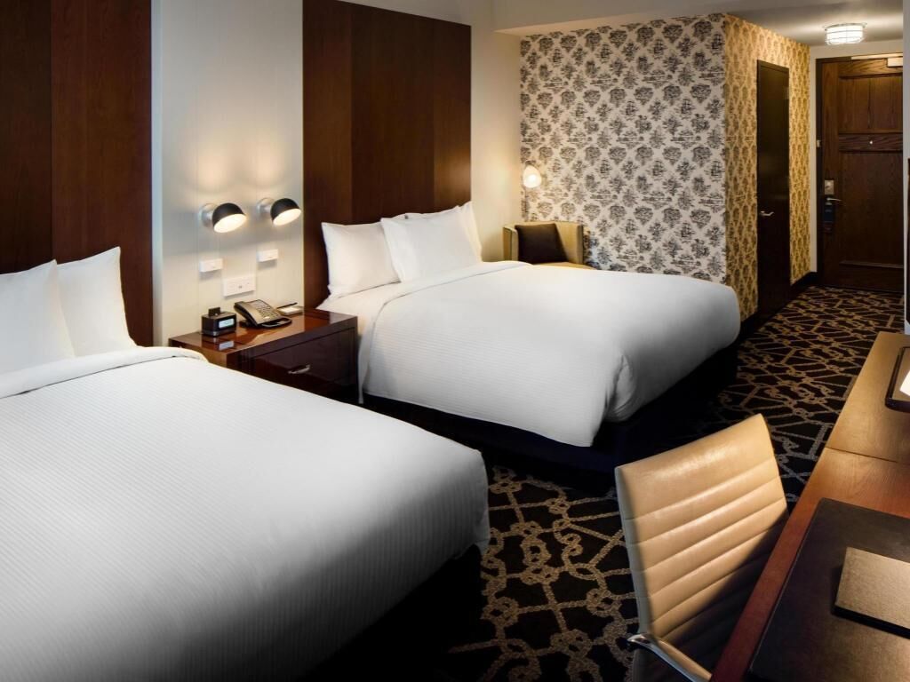 Peralatan tempat tidur premium, gebar bulu kapas, peti besi dalam bilik 