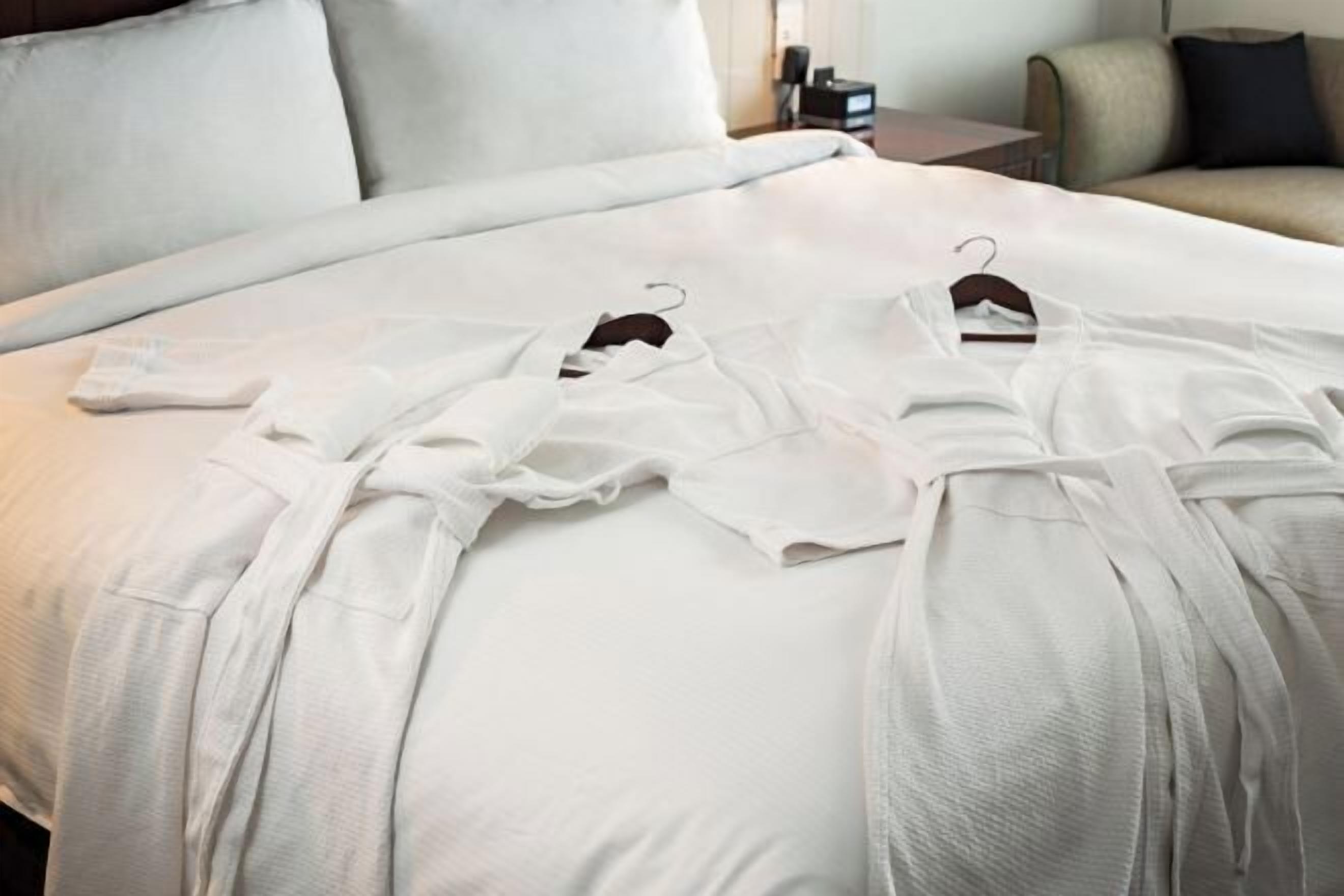 Ylelliset vuodevaatteet, untuvapeitot, tallelokero huoneessa, työpöytä