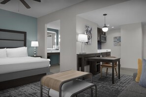 Zimmersafe, Verdunkelungsvorhänge, Bügeleisen/Bügelbrett