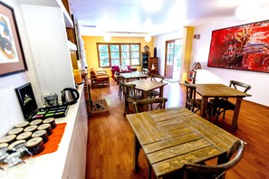 Desayuno completo diario (MXN 200 por persona)