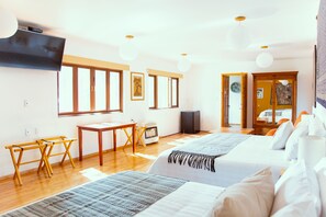 Cubrecamas y caja de seguridad en la habitación 