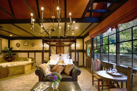 华丽套房 (Sol Spa Suite) | 起居区 | 50-英寸LED 电视(配备有线频道)、电视、壁炉
