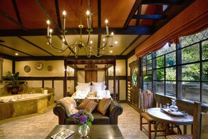 豪華套房 (Sol Spa Suite) | 客廳 | 50 吋LED 電視連有線電視頻道、電視、壁爐