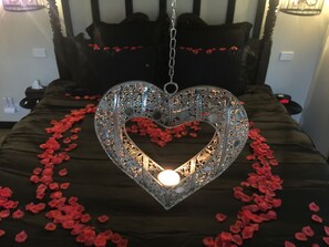 蜜月套房 (Luna Spa Suite) | 埃及棉床單、高級寢具、特厚豪華床墊、迷你吧