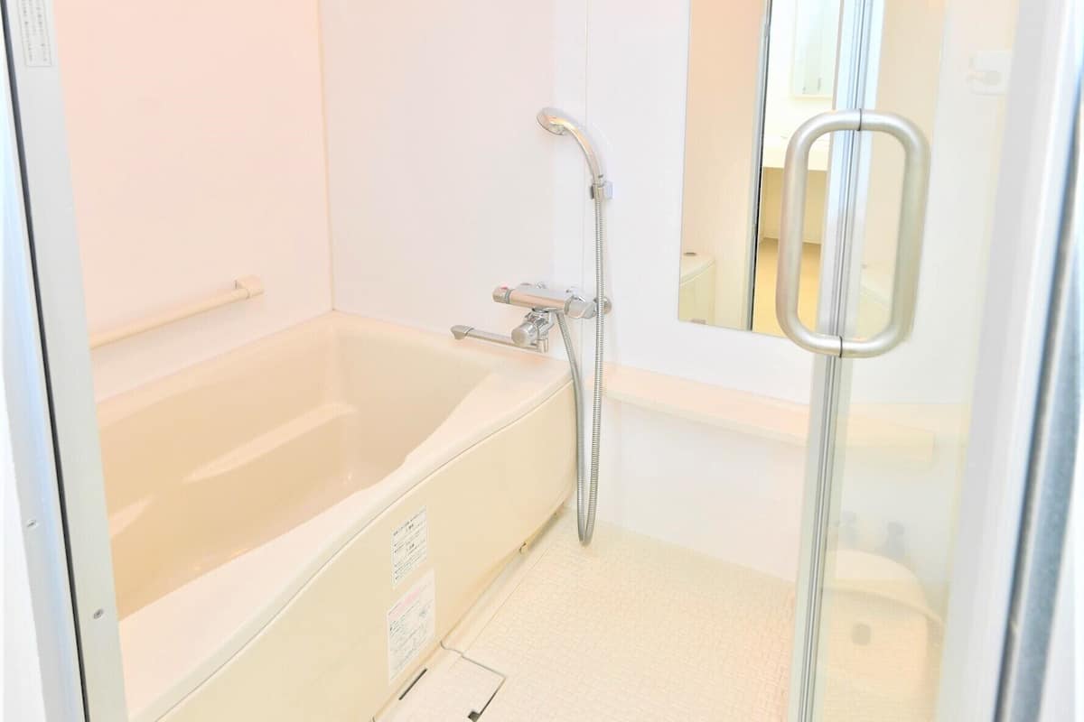 combined shower/bathtub, deep-soaking bathtub, free toiletries