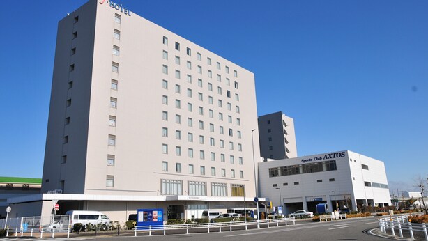 A hotel with multiple floors and a sports club adjacent to it. - J Hotel Rinku (Tokoname)