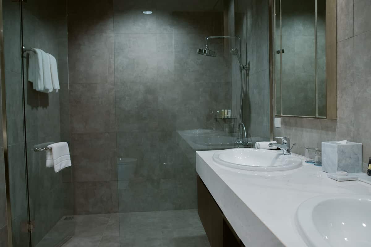 premier studio suite, 1 king bed | bathroom | combined shower/bathtub, rainfall showerhead, free toiletries