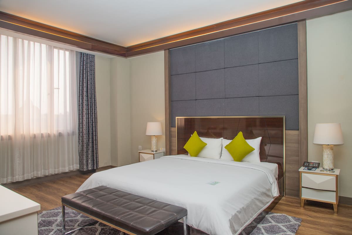 Junior suite | 1 slaapkamer, een kluis op de kamer, een bureau, gratis wifi